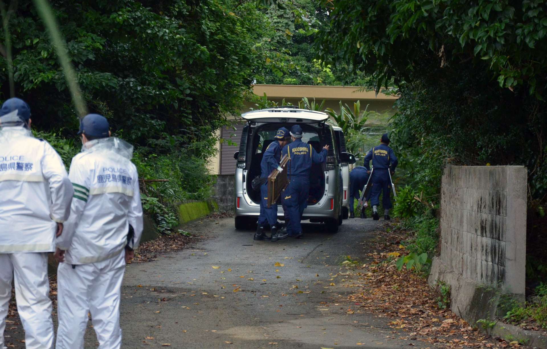 ２０２４年１１月２２日、現場の鑑識作業に入る捜査員ら＝伊仙町佐弁