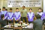 選手をねぎらう鹿児島チーム・坂元義治監督＝１９日、鹿児島市の山形屋食堂
