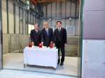 Ｍｉｓｕｍｉが建設した永田川発電所竣工式で稼働ボタンを押す平田慶介社長（中央）＝２０日、鹿児島市五ケ別府町