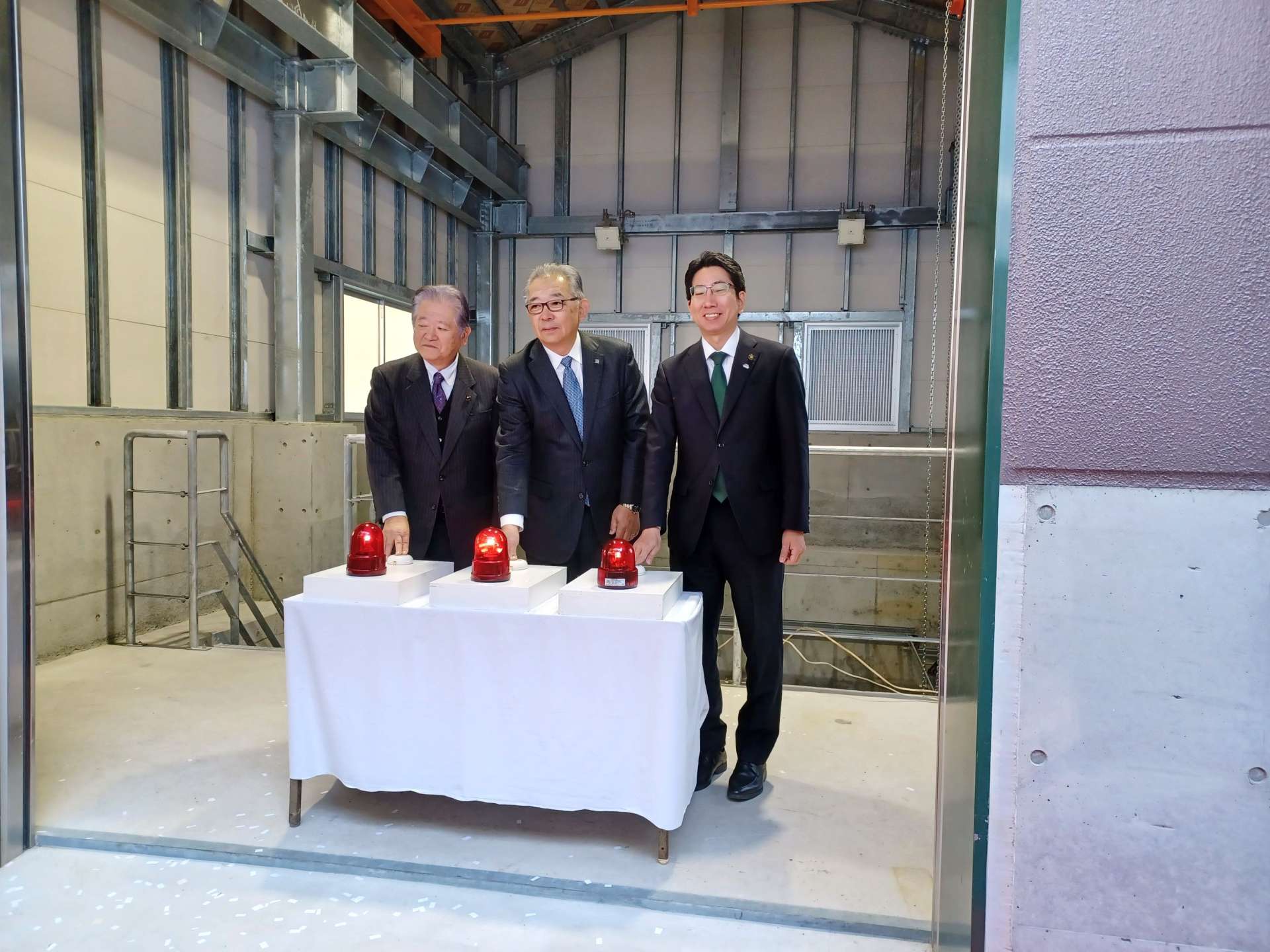 Ｍｉｓｕｍｉが建設した永田川発電所竣工式で稼働ボタンを押す平田慶介社長（中央）＝２０日、鹿児島市五ケ別府町