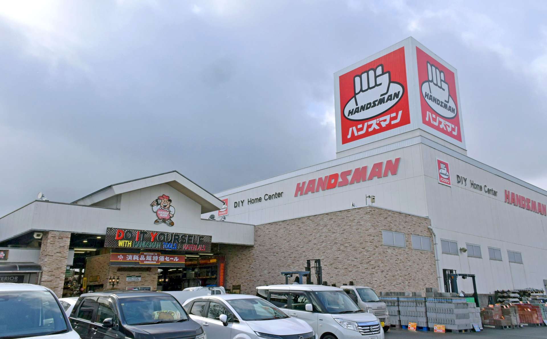 強盗容疑事件が発生したハンズマン国分店＝１月２９日午前１０時１５分ごろ、霧島市国分府中町