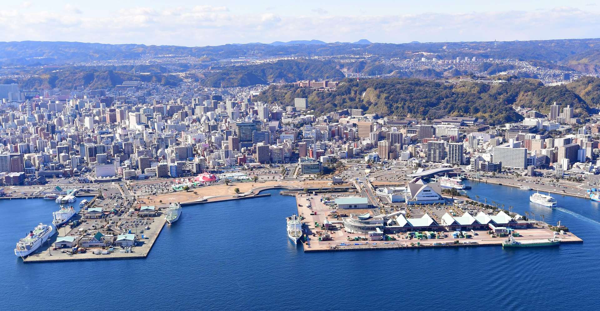 〈関連〉昼間のドルフィンポート跡地。サーカス会場は海辺の一等地にある＝１月１０日（本社チャーター機から）