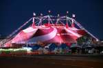 イルミネーションを点灯し、夜間も街を彩る木下大サーカスのテント＝２０日午後６時５０分、鹿児島市のドルフィンポート跡地