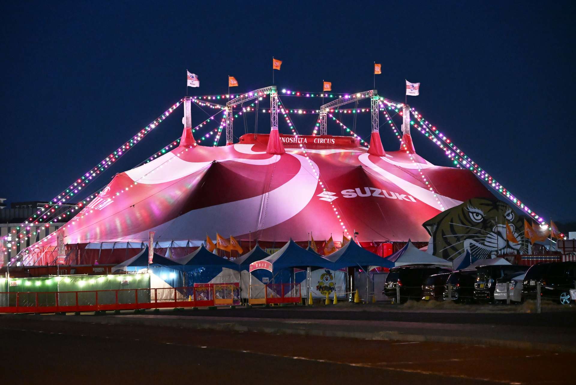 イルミネーションを点灯し、夜間も街を彩る木下大サーカスのテント＝２０日午後６時５０分、鹿児島市のドルフィンポート跡地