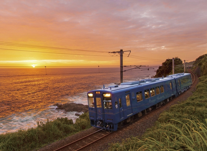 〈資料写真〉地元の食材を使った料理が楽しめる観光列車「おれんじ食堂」（肥薩おれんじ鉄道提供）