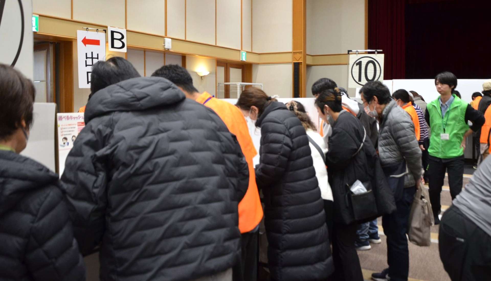 大勢の人で混雑する確定申告会場＝１９日、鹿児島市