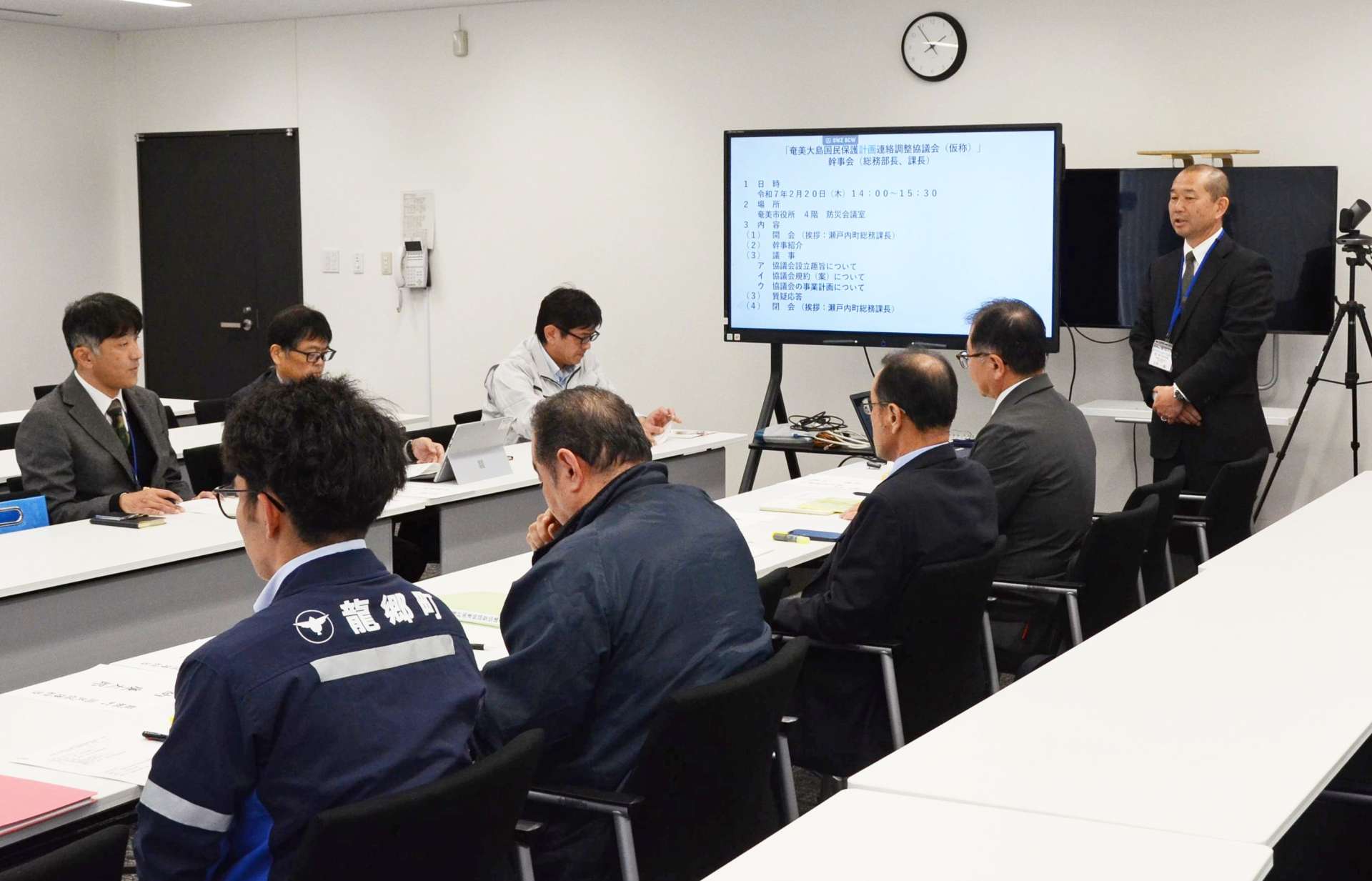 合同で避難計画を策定することを確認した奄美大島５市町村の担当者＝２０日、奄美市役所