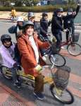 タンデム自転車の練習をする親子連れら＝南さつま市の吹上浜海浜公園