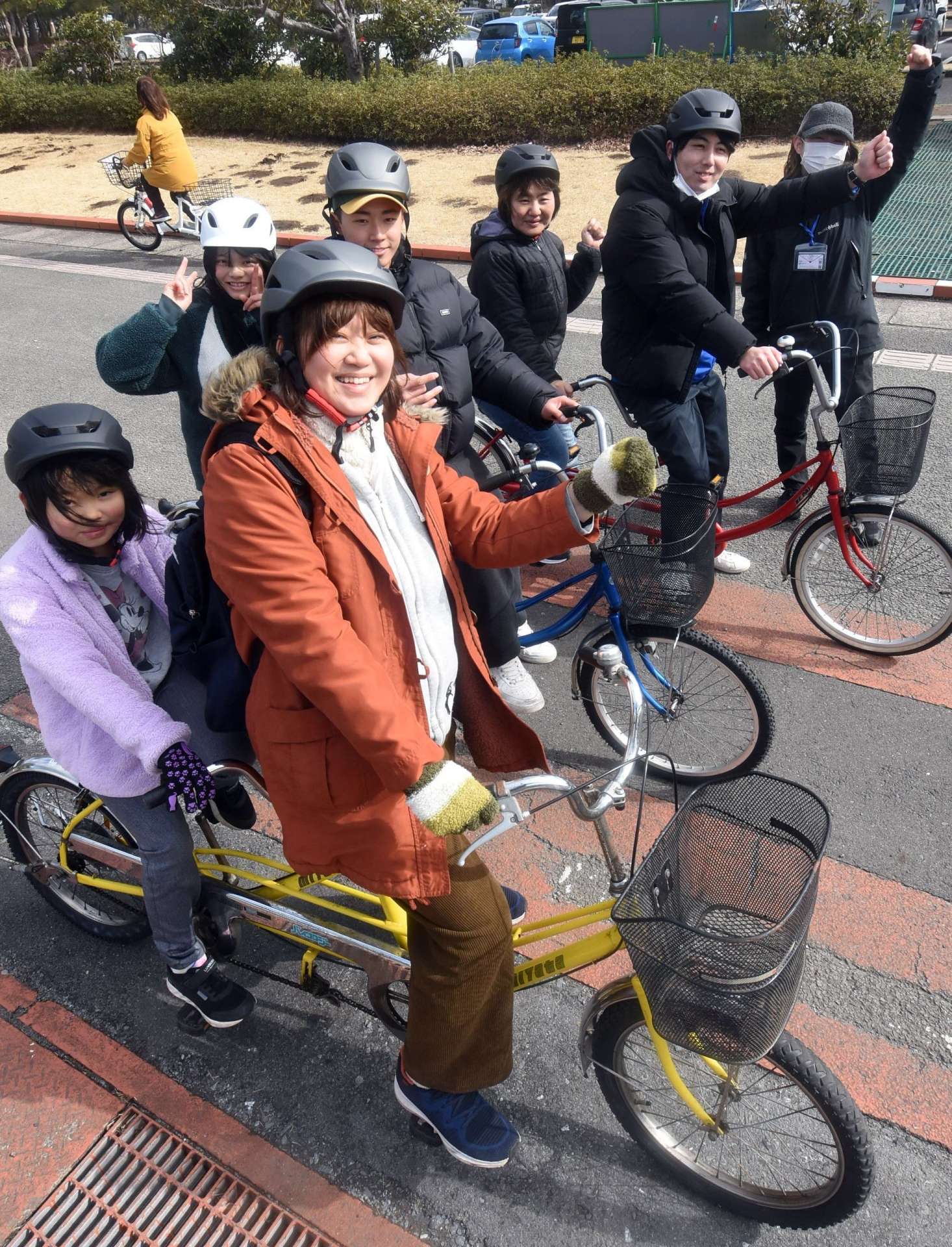 タンデム自転車の練習をする親子連れら＝南さつま市の吹上浜海浜公園