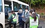集合場所からバスに乗り込み、避難する住民＝２８日、和泊町和泊