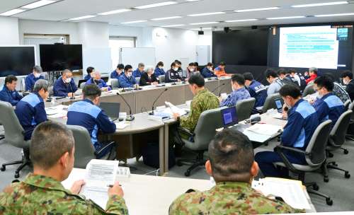 関係機関が集まり避難の計画を確認する図上訓練＝２８日、鹿児島県庁