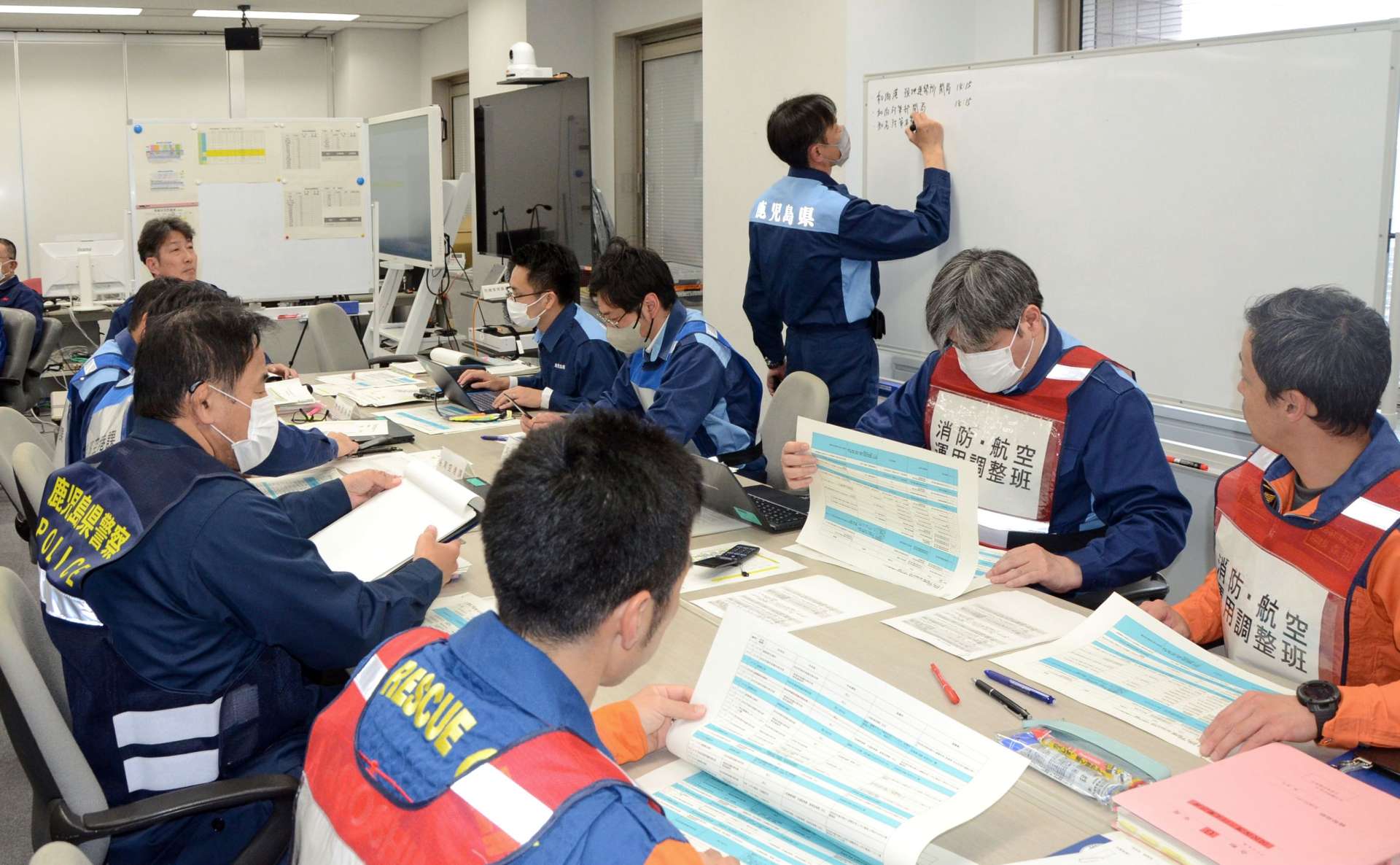 沖永良部島の住民らの避難手順を確認した図上訓練＝１月２８日、鹿児島県庁