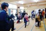 理学療法士の指導の下で健康増進に励む地域住民ら＝さつま町求名