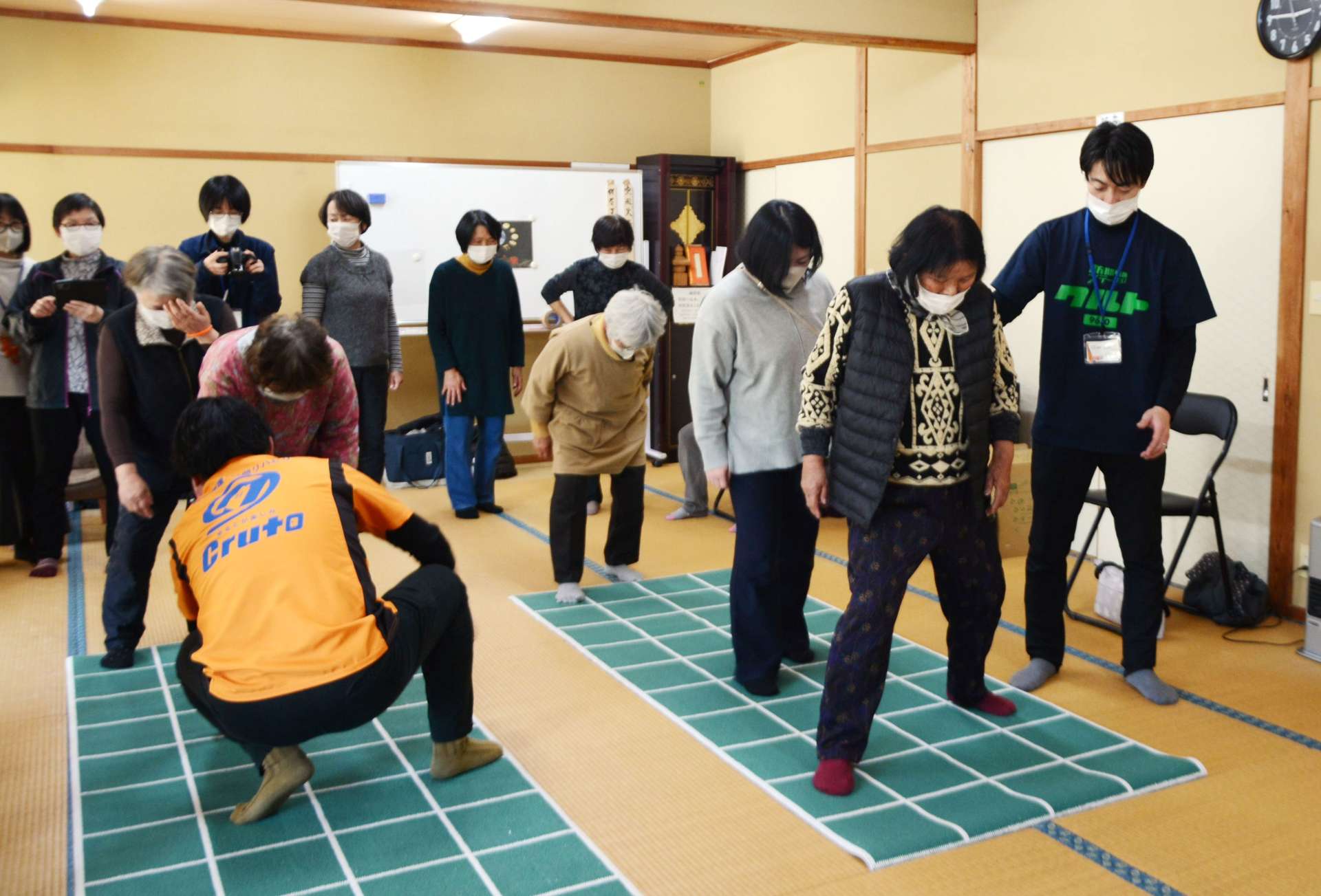理学療法士の指導の下で健康増進に励む地域住民ら＝さつま町求名