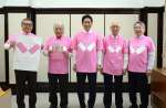 ピンクシャツを着て、いじめ反対を訴える鹿児島ＹＭＣＡの徳田穰常議員会議長（右から２人目）ら＝鹿児島市役所