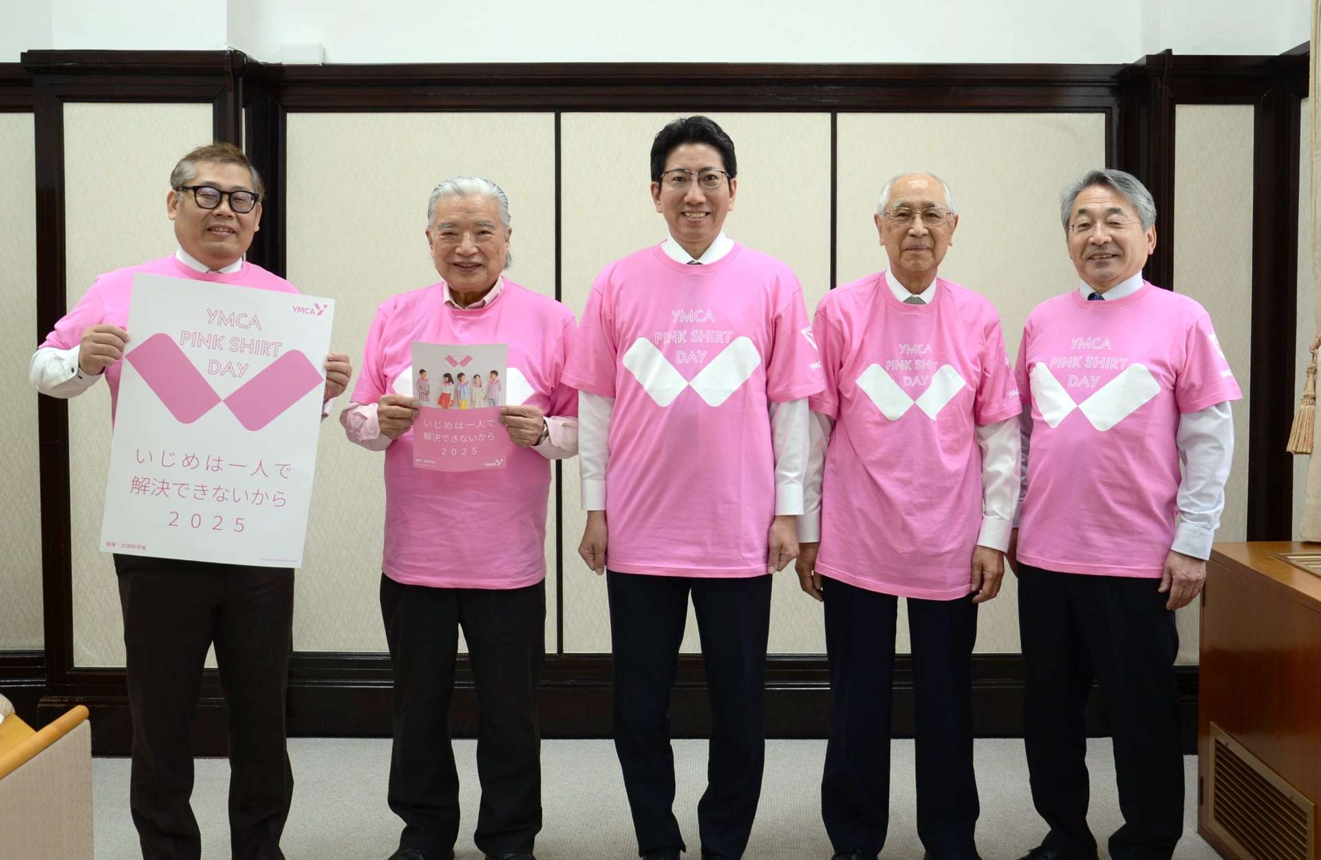 ピンクシャツを着て、いじめ反対を訴える鹿児島ＹＭＣＡの徳田穰常議員会議長（右から２人目）ら＝鹿児島市役所