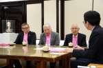 いじめ反対を訴える鹿児島ＹＭＣＡの徳田穰常議員会議長（左から３人目）ら＝鹿児島市役所
