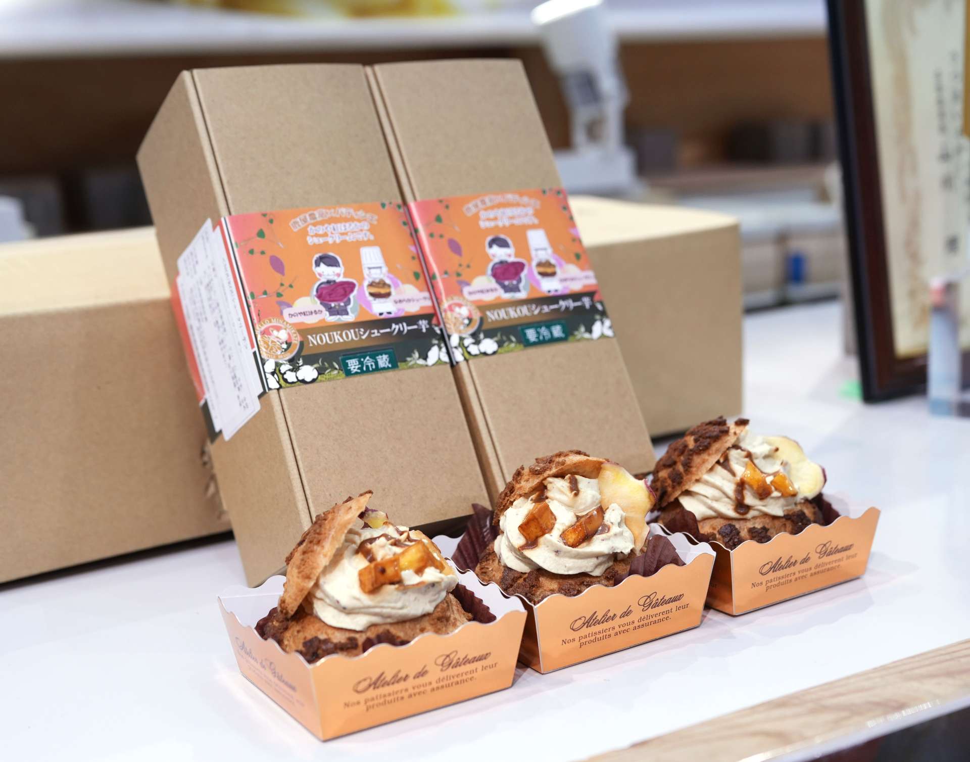 鹿屋農業高校の生徒が生産したサツマイモで作った洋菓子「ＮＯＵＫＯＵシュークリー芋」＝２１日、霧島市の鹿児島空港