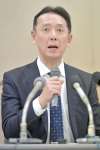コメントを発表する九州電力の金田薫司原子力訴訟担当部長＝２１日、鹿児島市の九州電力鹿児島支店