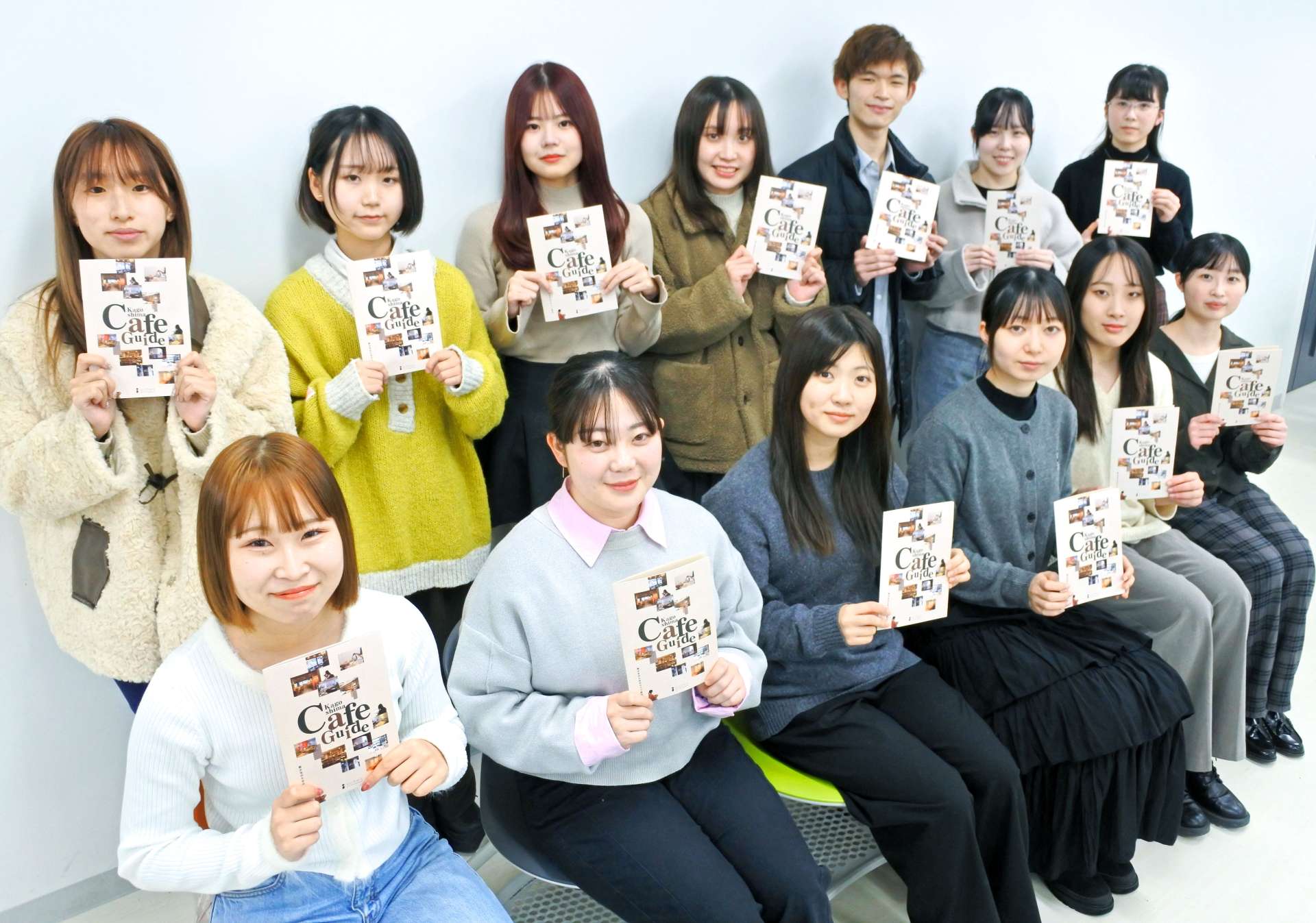 おすすめのカフェを紹介する冊子を作った学生＝鹿児島市郡元１丁目の鹿児島大
