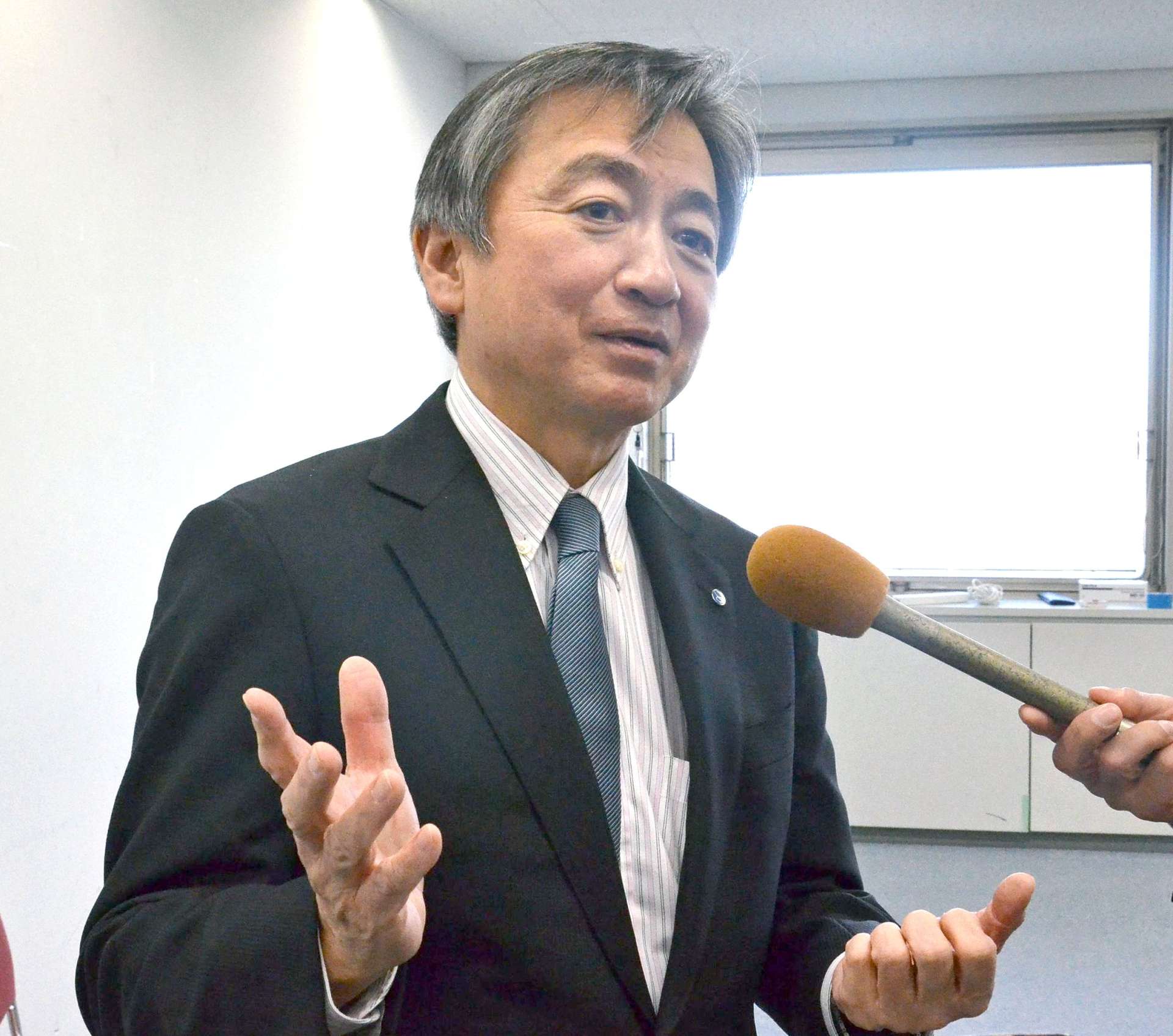提言書を取りまとめ、これまでの議論を振り返る津曲貞利座長＝２１日、鹿児島県庁