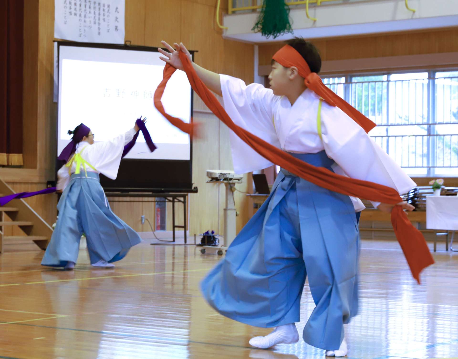 伝統の神舞を披露する児童＝錦江町の池田小学校
