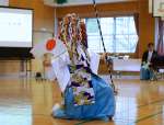 伝統の神舞を披露する児童＝錦江町の池田小学校
