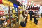 懐かしい家電などが並ぶ昭和レトロ展＝２１日、南さつま市民会館大ホール