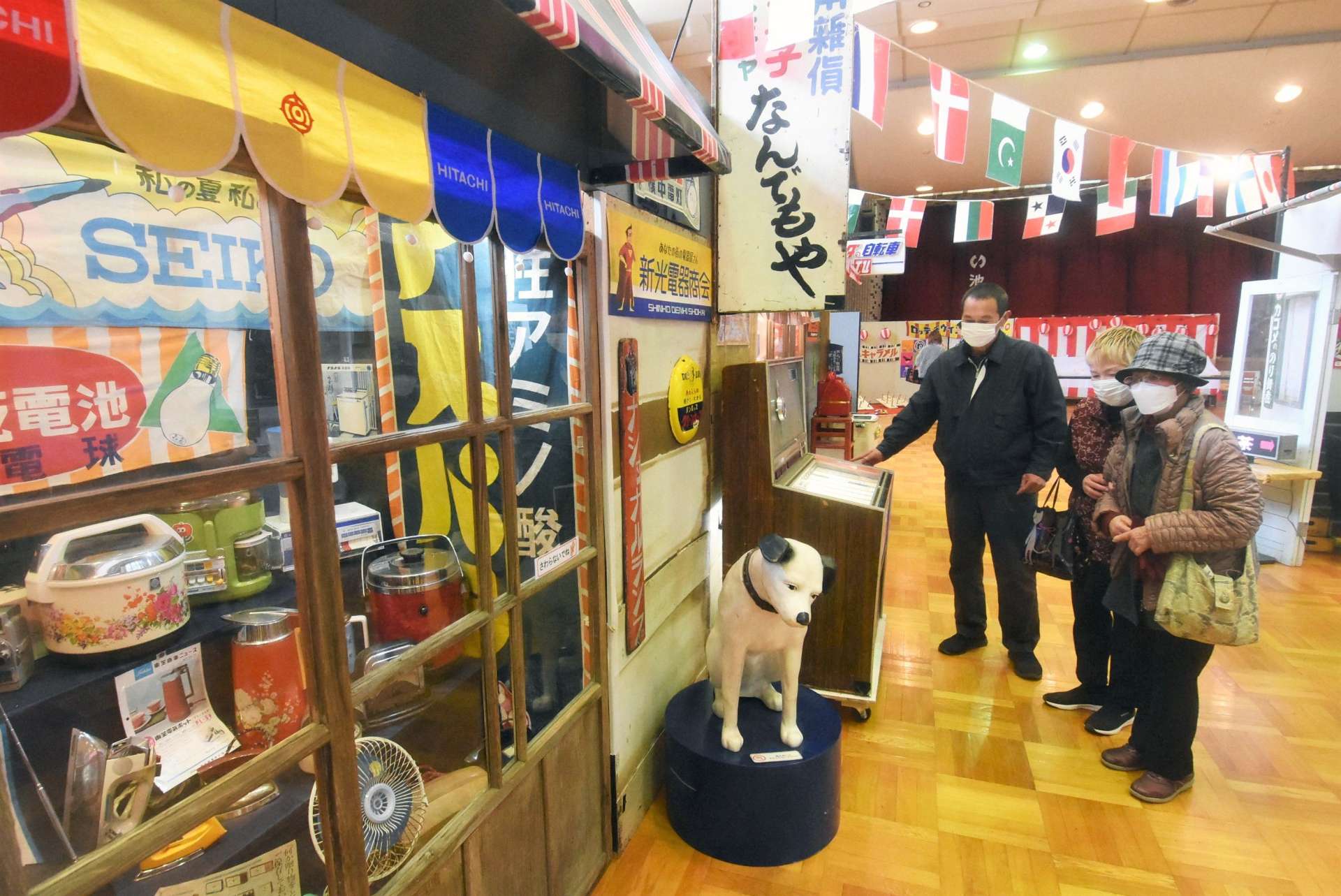懐かしい家電などが並ぶ昭和レトロ展＝２１日、南さつま市民会館大ホール