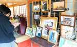 志布志のネコを撮影した写真が並ぶ会場＝２２日、志布志市の清水氏庭園