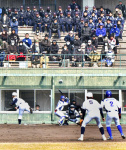 薩摩おいどんリーグの開幕戦を観戦する野球ファン＝２２日、姶良市のビーラインスポーツパーク姶良