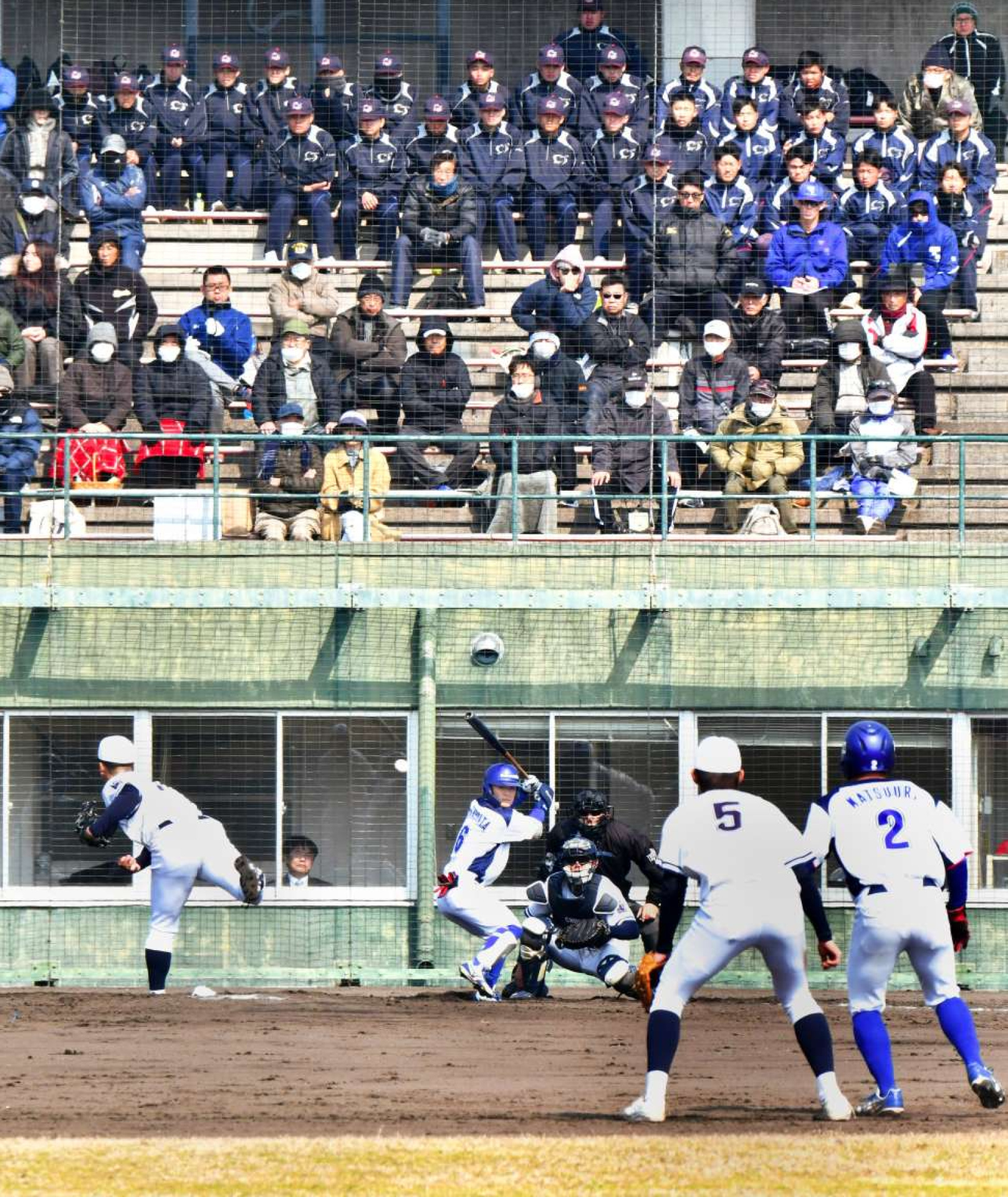 薩摩おいどんリーグの開幕戦を観戦する野球ファン＝２２日、姶良市のビーラインスポーツパーク姶良