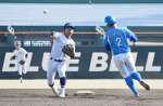 薩摩おいどんリーグで熱戦を繰り広げる慶大の選手（左）ら＝平和リース球場