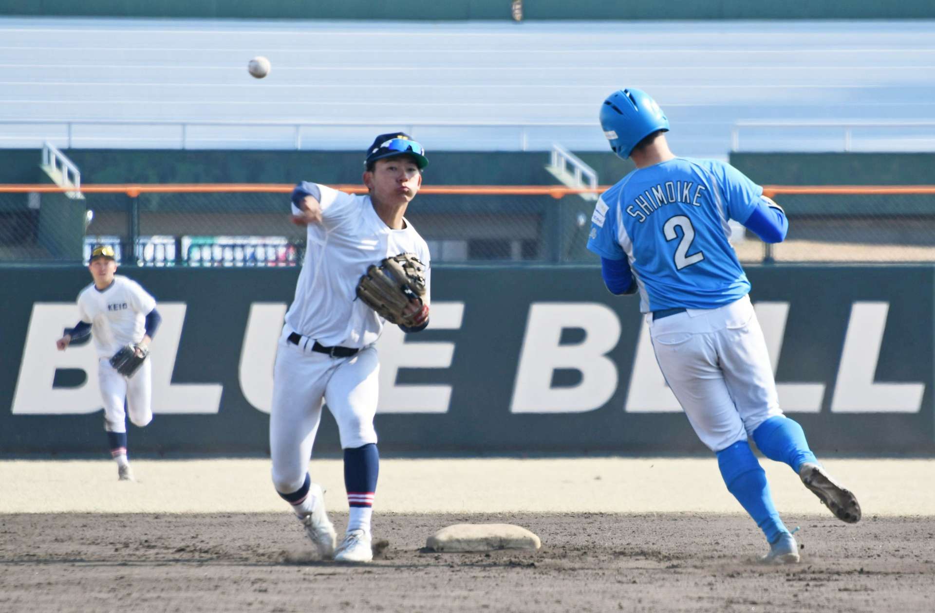 薩摩おいどんリーグで熱戦を繰り広げる慶大の選手（左）ら＝平和リース球場