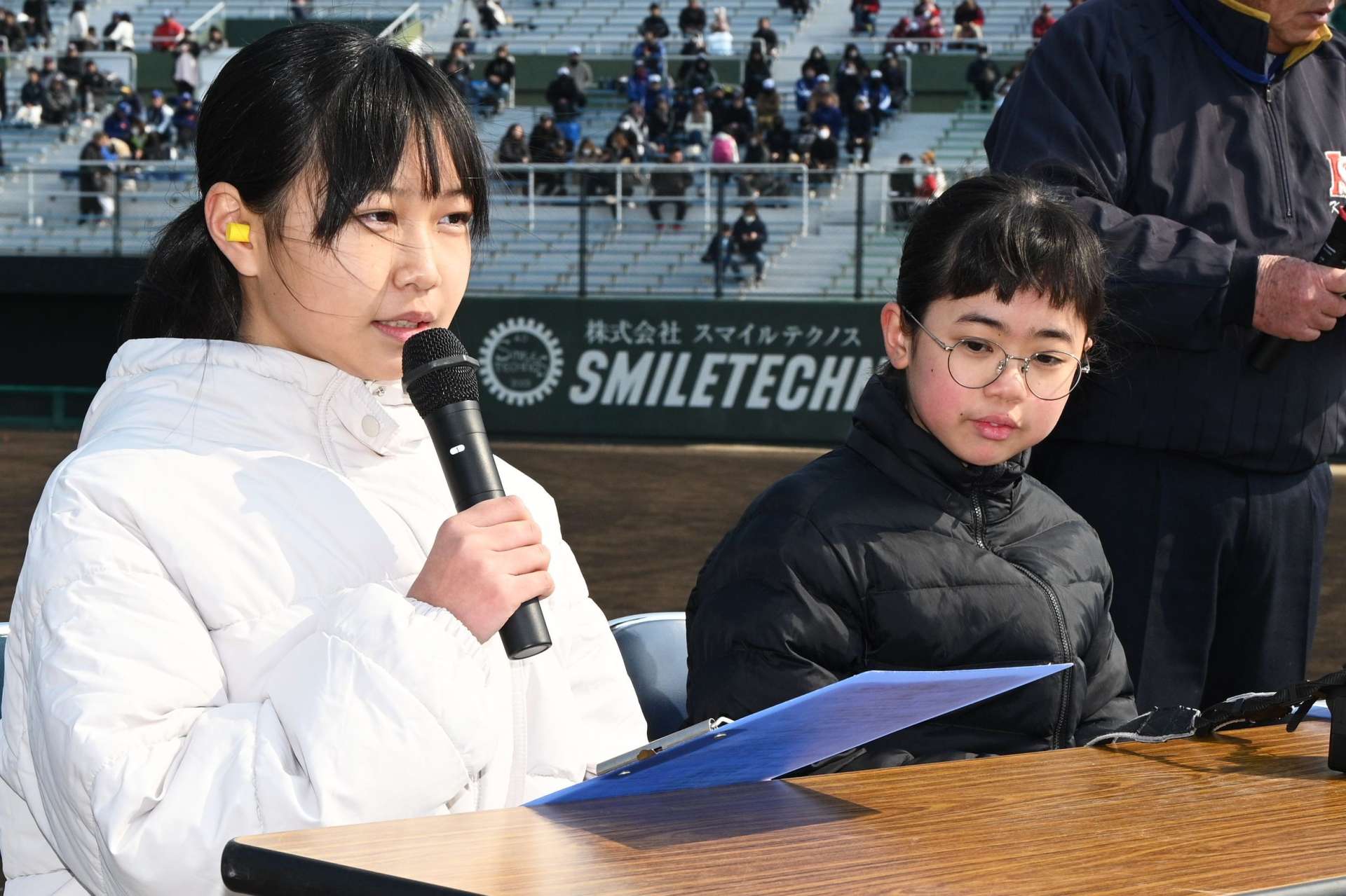 司会進行をする山元芽依さん（左）と野田和希さん＝平和リース球場