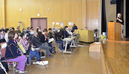 「ノーモア沖縄戦えひめの会」の高井弘之運営委員の基調提案＝２２日午後３時４０分、鹿児島市中央町の市勤労者交流センター