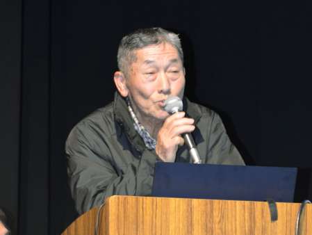 安保政策転換を訴える「戦争のための自衛隊配備に反対する奄美ネット」の城村典文代表＝２２日午後、鹿児島市中央町の市勤労者交流センター