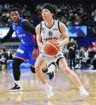 第３クオーター、果敢に攻めるレブナイズの森田＝照葉積水ハウスアリーナ （©B.LEAGUE）