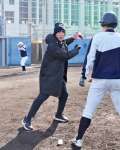 〈別カット〉立教大野球部のキャンプで、手本を示してアドバイスする松井稼頭央さん＝阿久根市野球場