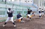 熱心に打撃練習をする立教大学の野球部員たち＝阿久根市野球場
