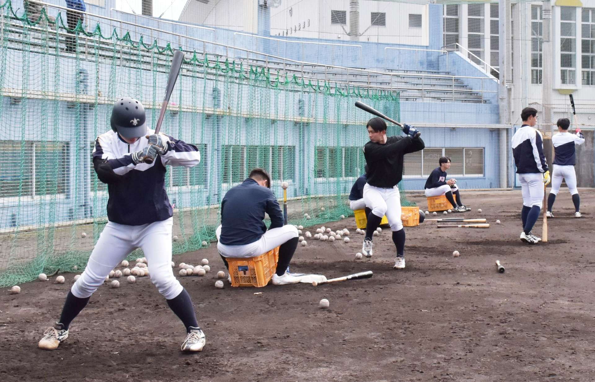 熱心に打撃練習をする立教大学の野球部員たち＝阿久根市野球場