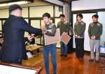 表彰される選手ら＝２２日夜、伊佐市大口上町