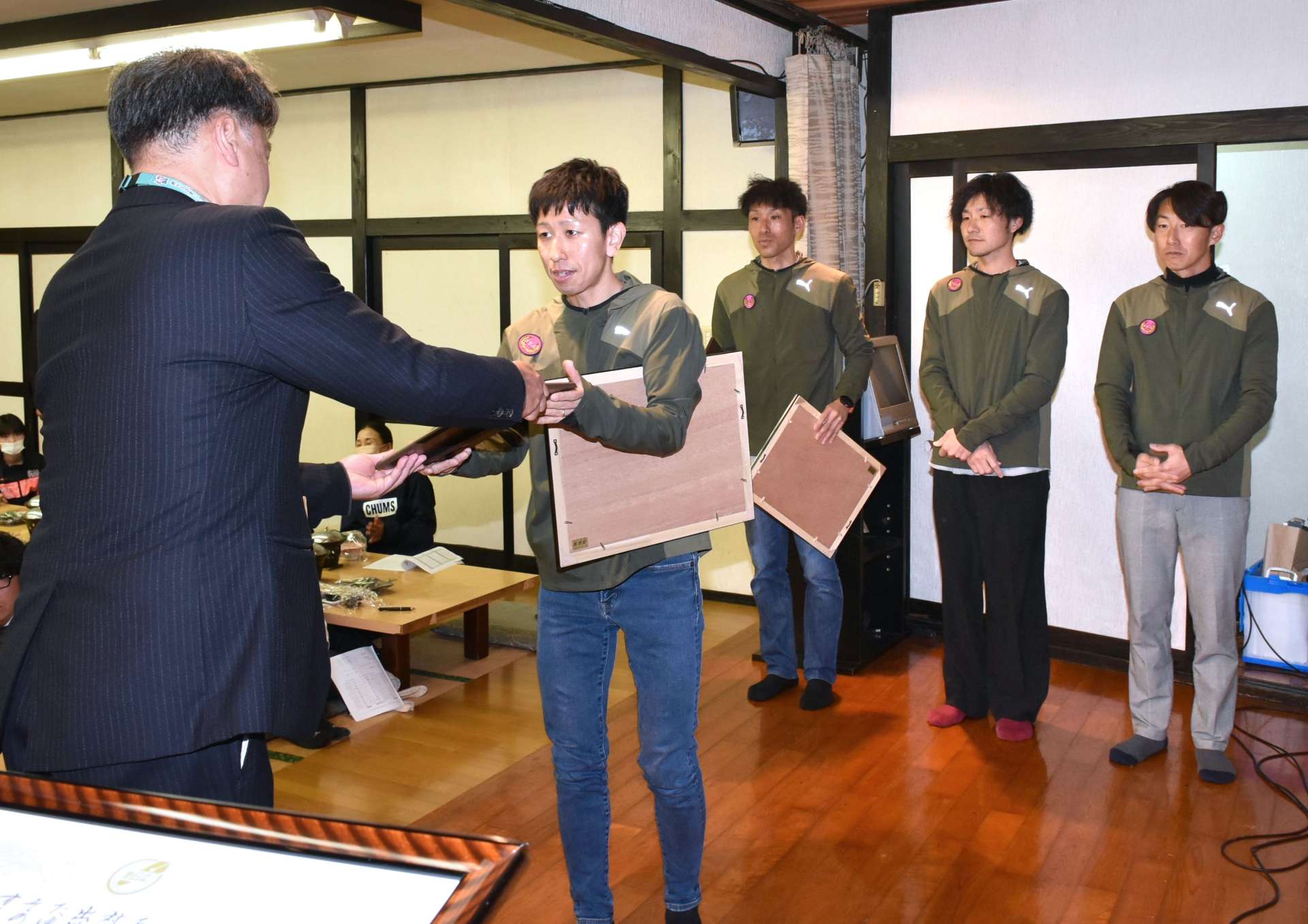表彰される選手ら＝２２日夜、伊佐市大口上町