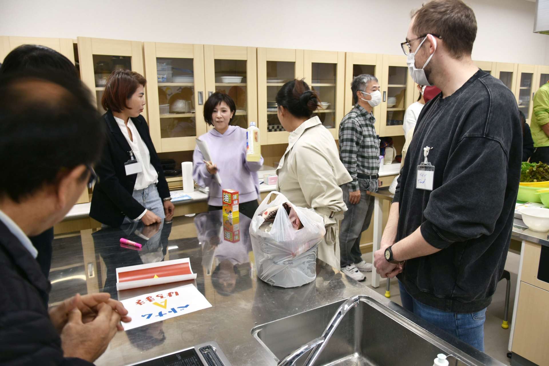 日本人と外国人の交流会を開いた原田志穂子さん（中央）＝南大隅町役場