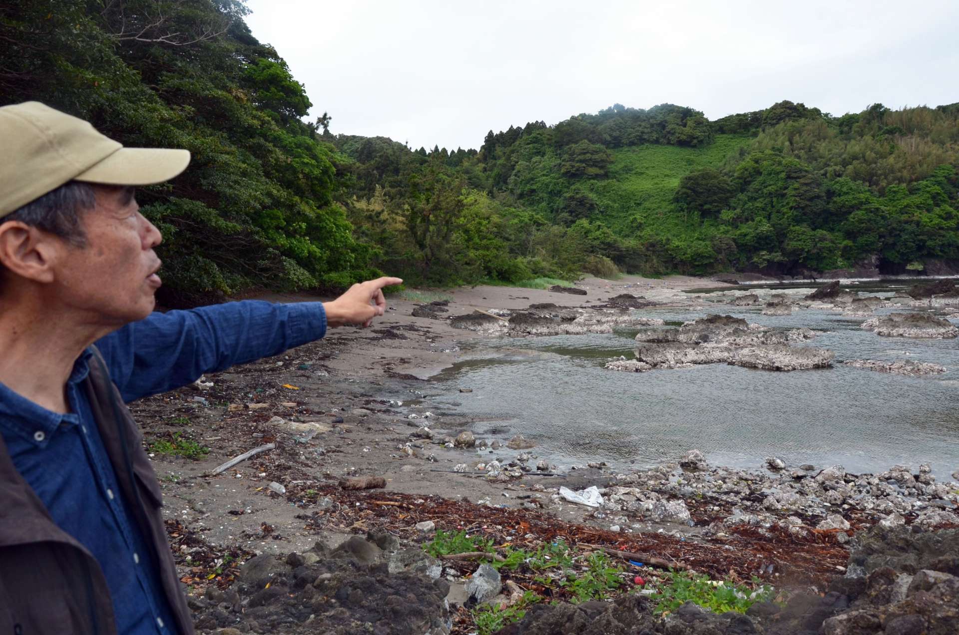 かつて原発建設予定地だった海岸。「能登半島地震で隆起した」と説明する北野進さん＝２０２４年５月、石川県珠洲市