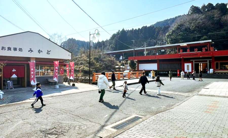 観光客でにぎわう霧島神宮駅前＝霧島市霧島大窪