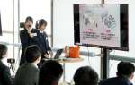 考案した事業計画を発表する学生＝２２日、鹿児島県庁