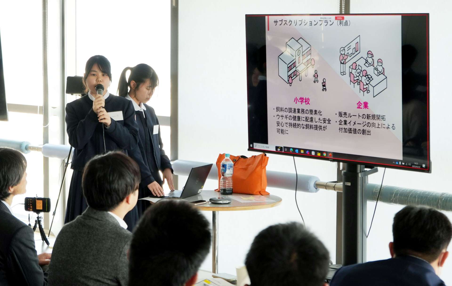 考案した事業計画を発表する学生＝２２日、鹿児島県庁