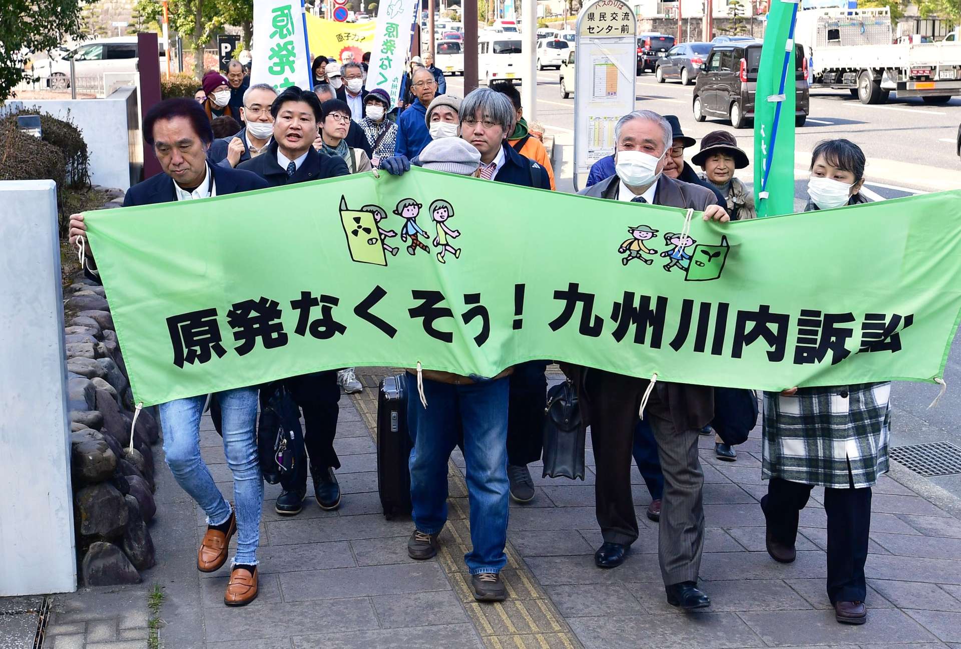 判決を前に鹿児島地裁に向かう原告ら＝２１日午後、鹿児島市山下町（税所陸郎撮影）