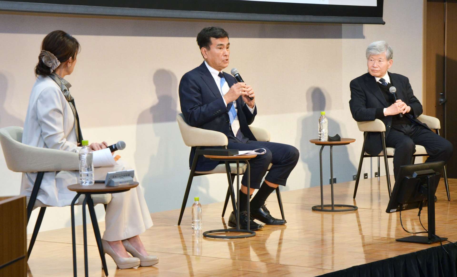 地球温暖化について意見を交わす石原良純さん（中央）と金子祥三さん（右）＝２２日、鹿児島市のセンテラス天文館